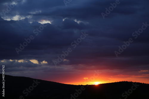 Sonnenuntergang im Isergebirge in Polen mit dramatischen Himmel © klaus