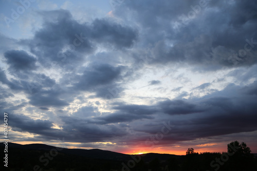 Sonnenuntergang im Isergebirge in Polen mit dramatischen Himmel