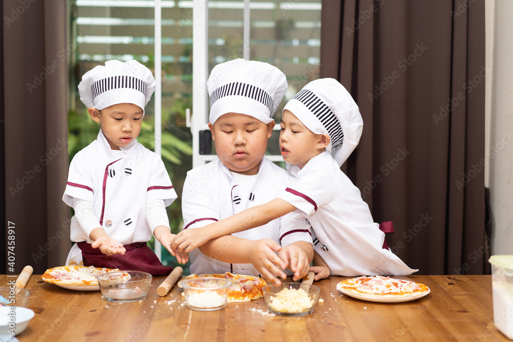 Brothers are make bun for pizza. Brothers are make bun for pizza.