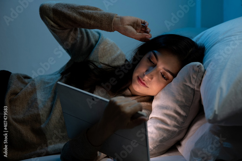 Εκτύπωση καμβά Caucasian women are using the tablet computer on the bed before she sleeping at night, Mobile addict concept, Blue light harmful to the eyes