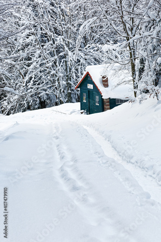 Abri de montagne en hiver © Olympixel
