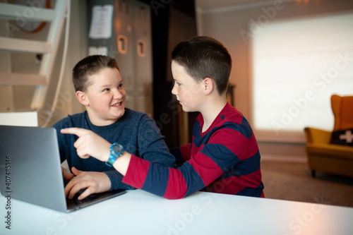 boy looking at a laptop with a worried and confused look © Gemütlichkeit