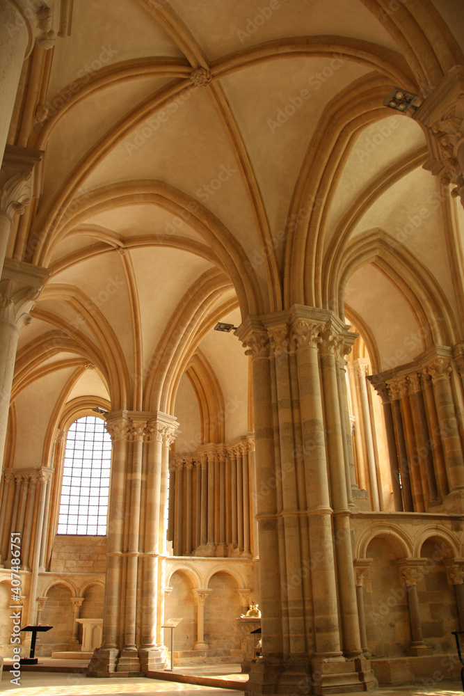 Intérieur de la basilique de Vézelay en Bourgogne, France