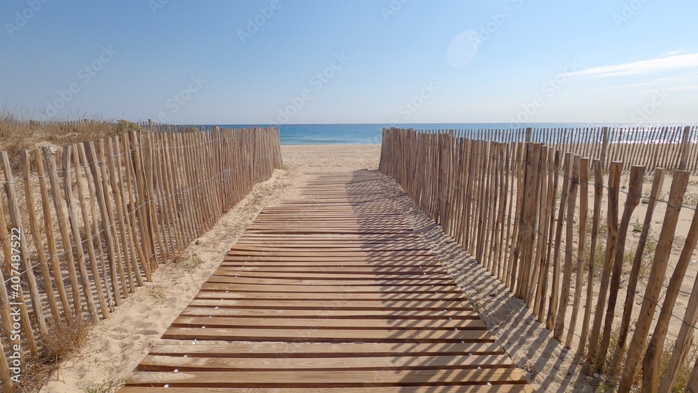 Fototapeta premium Chemin d'accès en bois à une plage sauvage dans le sud de la France