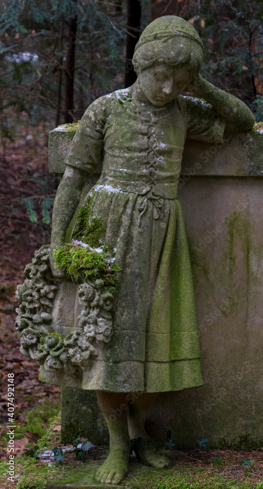 Trauriges Mädchen - Statue Trauriges Mädchen - Statue