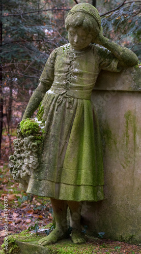 Trauriges Mädchen - Statue