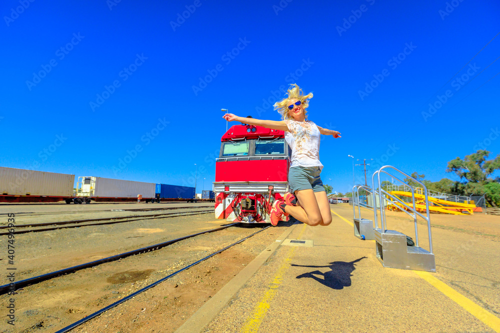 Fotografia do Stock tourist woman jumping in front of red iconic