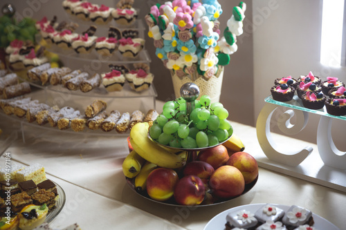 Fototapeta Naklejka Na Ścianę i Meble -  weding cake and fruits