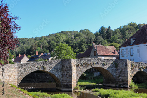 Nouvelle-Aquitaine - Limousin - Creuse - Chambon-sur-Voueize - Pont médiéval et ses arches en ellipse