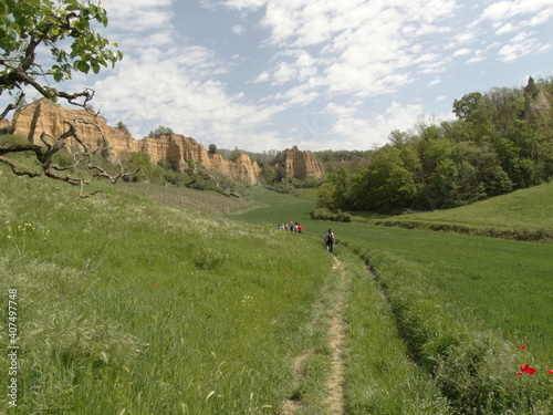 trekking fra le balze del valdarno