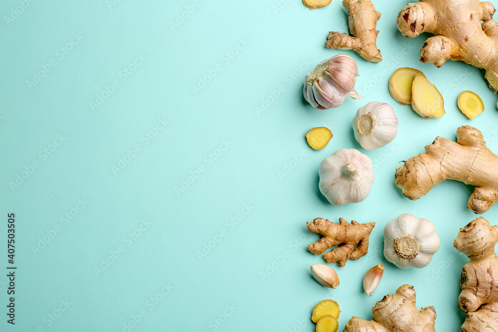 Obraz premium Ginger and garlic on turquoise table, flat lay with space for text. Natural cold remedies
