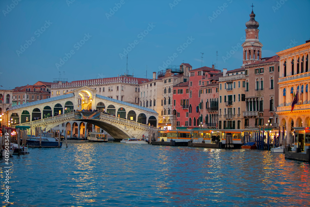 Venedig Rialto Brücke beleuchtet