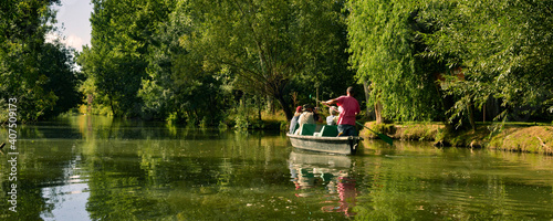 Panoramique balade en barque dans les marais à Coulon (79510), département des  Deux Sèvres en région Nouvelle-Aquitaine, France