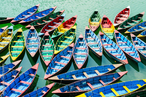 Cuadro en lienzo Colorful wooden boats in Phewa Lake, Pokhara, Nepal