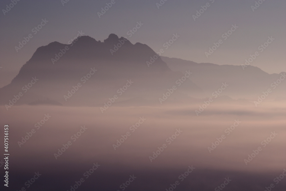 Montañas entre niebla al amanecer. El Almorchón, Cieza (Murcia).