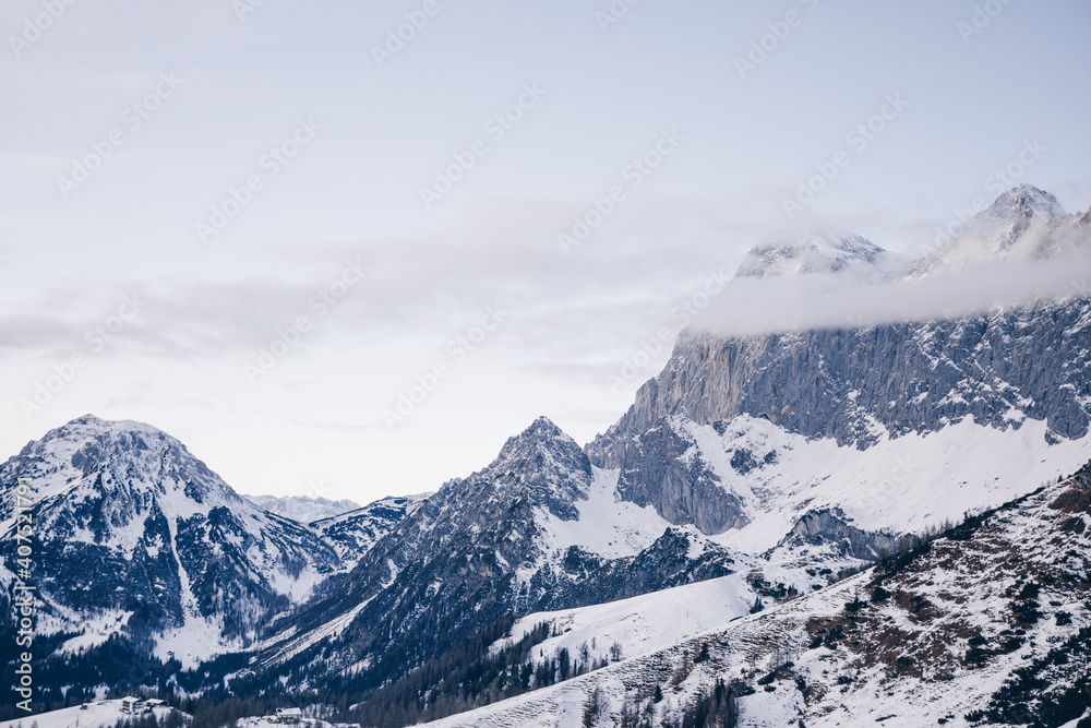 Blick auf spektakuläre winterliche Berglandschaft in Österreich