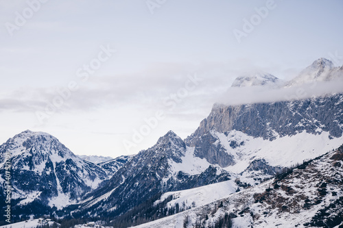 Fototapeta Naklejka Na Ścianę i Meble -  Blick auf spektakuläre winterliche Berglandschaft in Österreich