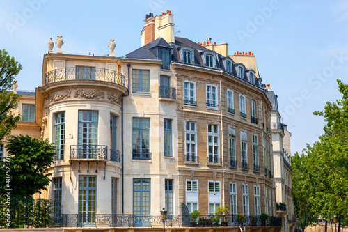 Fassade eines traditionellen Wohngebäudes Paris, Frankreich