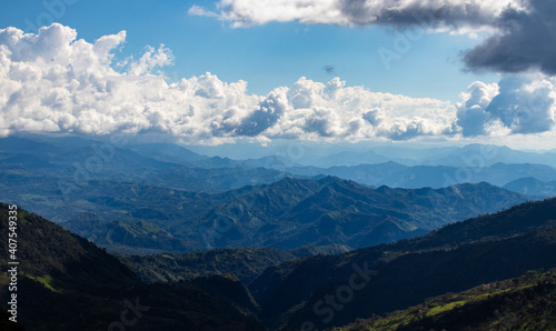 Paisaje de campo cielo azul 