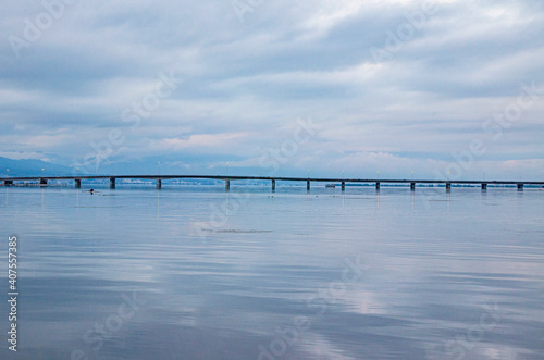 滋賀　琵琶湖と近江大橋 © peia