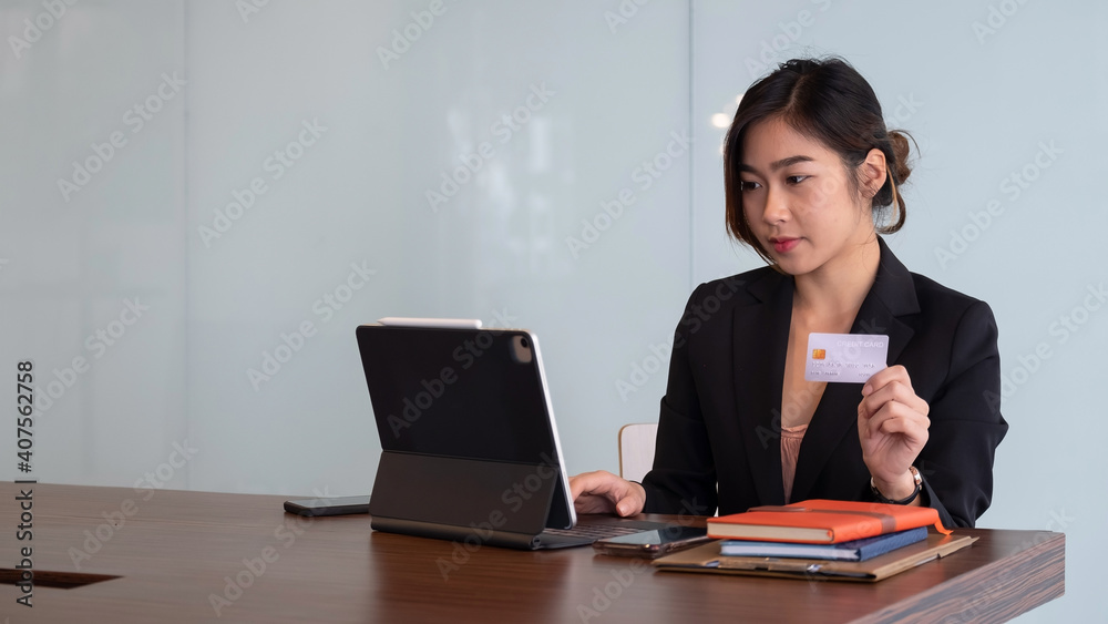 Busiesswoman holding creditcard and using laptop computer for online shopping, Online Payment, e-commerce, internet banking. Busiesswoman holding creditcard and using laptop computer for online shopping, Online Payment, e-commerce, internet banking.