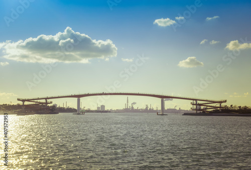千葉県木更津市にある恋人の聖地、中の島大橋と東京湾の風景 © 眞