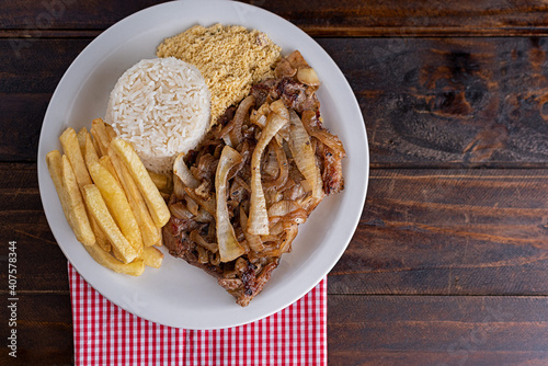 Bife acebolado