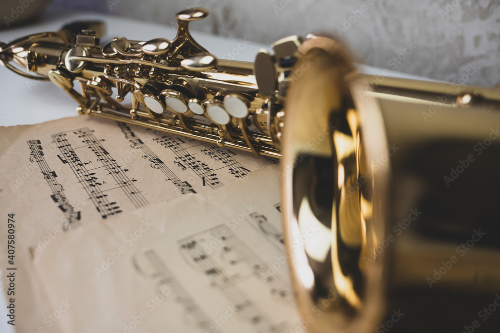 Obraz premium A close-up saxophone lies on the notes.
