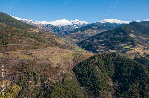 Mirador en Ribes de Freses de las montañas del Pirineo nevadas. Rutas de senderismo por el valle de Nuria