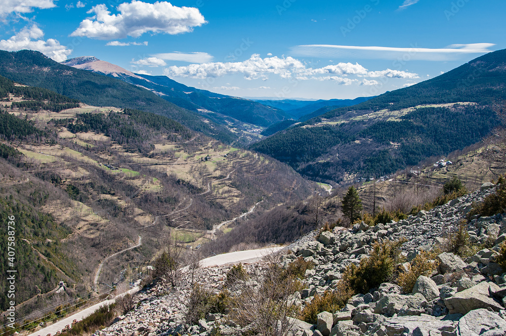 Ruta de senderismo y tren cremallera entre Queralbs y el valle de Nuria. Pirineos