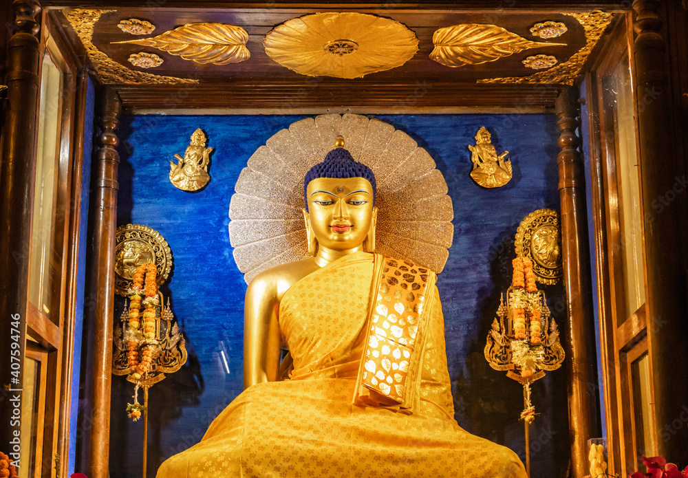 Obraz premium Budhha golden statue isolated in details