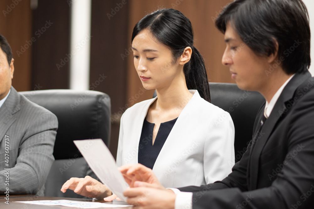 会議するビジネスマン 会議するビジネスマン