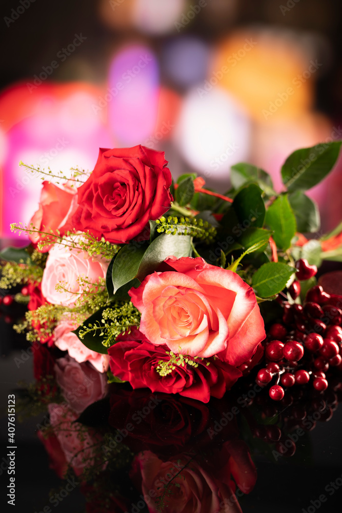 Obraz premium Bunch of roses on the bokeh background. Valentines gift. 