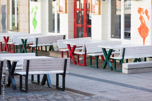 Fototapeta Naklejka Na Ścianę i Meble -  Leere Bänke und Tische vom Außenbereich einer Gastronomie