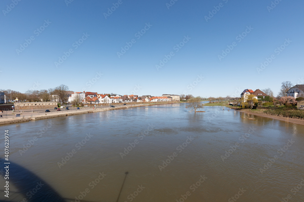 Hochwasser vom Fluss Weser in Minden, NRW, Deutschland Hochwasser vom Fluss Weser in Minden, NRW, Deutschland