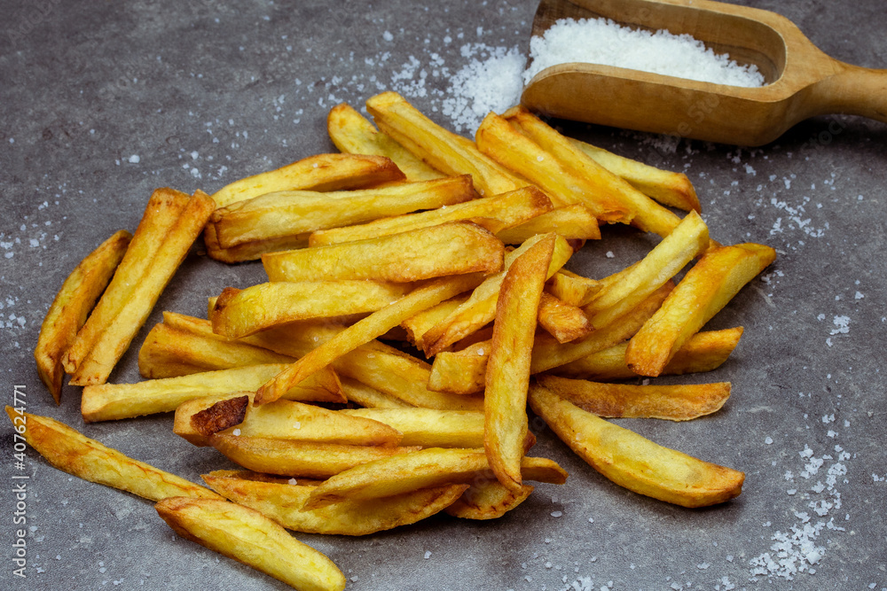 frites maison sur une table frites maison sur une table