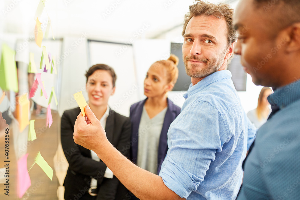 Fototapeta premium Business Team bei der Auswertung von Ideen