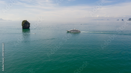 Fototapeta Naklejka Na Ścianę i Meble -  Landscape view the sea and yacht passengers at phi phi island Thailand 
