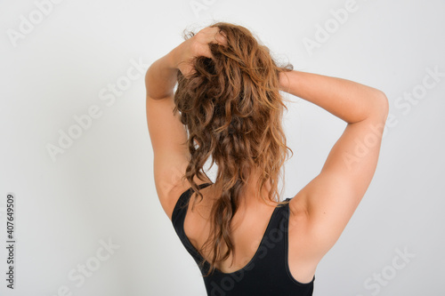 junge frau mit viel dunklen brünetten braunen haaren locken photo