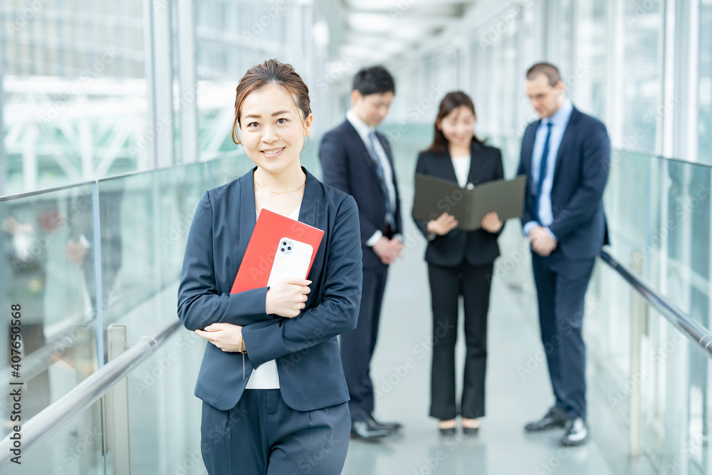 女性を中心としたビジネスチーム 女性を中心としたビジネスチーム
