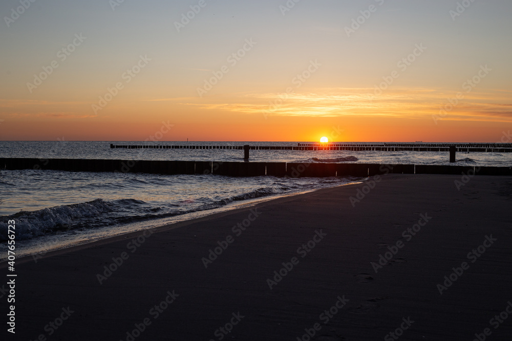 Obraz premium Sonnenaufgang an der Ostsee am Strand auf Usedom 