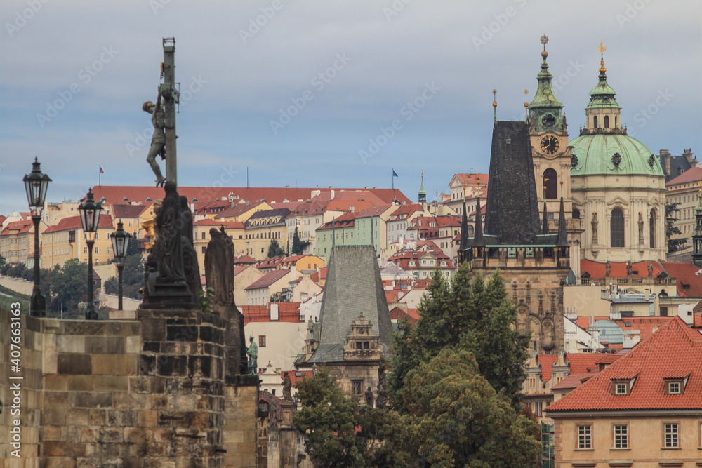 Obraz premium Romantisches Prag; Karlsbrücke Kleinseitner Brückentürme und St.-Niklas-Kirche