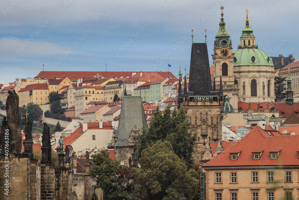 Romantisches Prag; Karlsbrücke, Kleinseitner Brückentürme und St.-Niklas-Kirche