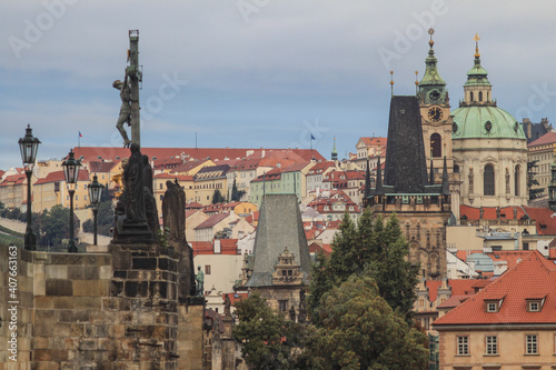 Romantisches Prag; Karlsbrücke Kleinseitner Brückentürme und St.-Niklas-Kirche