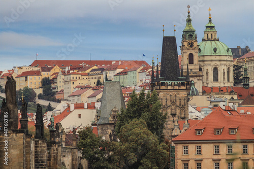 Romantisches Prag; Karlsbrücke, Kleinseitner Brückentürme und St.-Niklas-Kirche