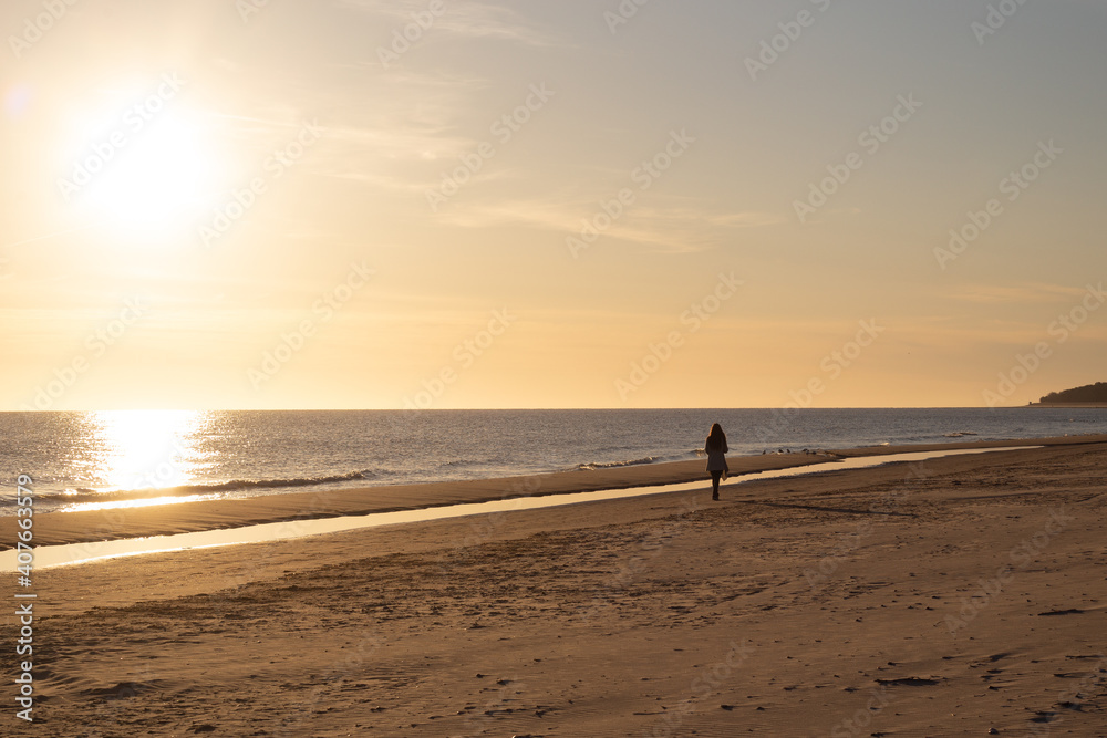 Sonnenaufgang auf Usedom Frau spaziert am Strand entlang