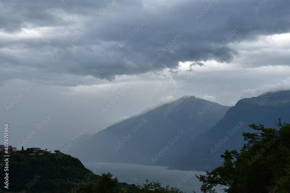 Wolken in den Bergen vom Gardasee