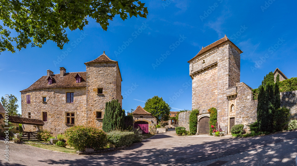 Loubressac (Lot, France) - Vue panoramique du village en été
