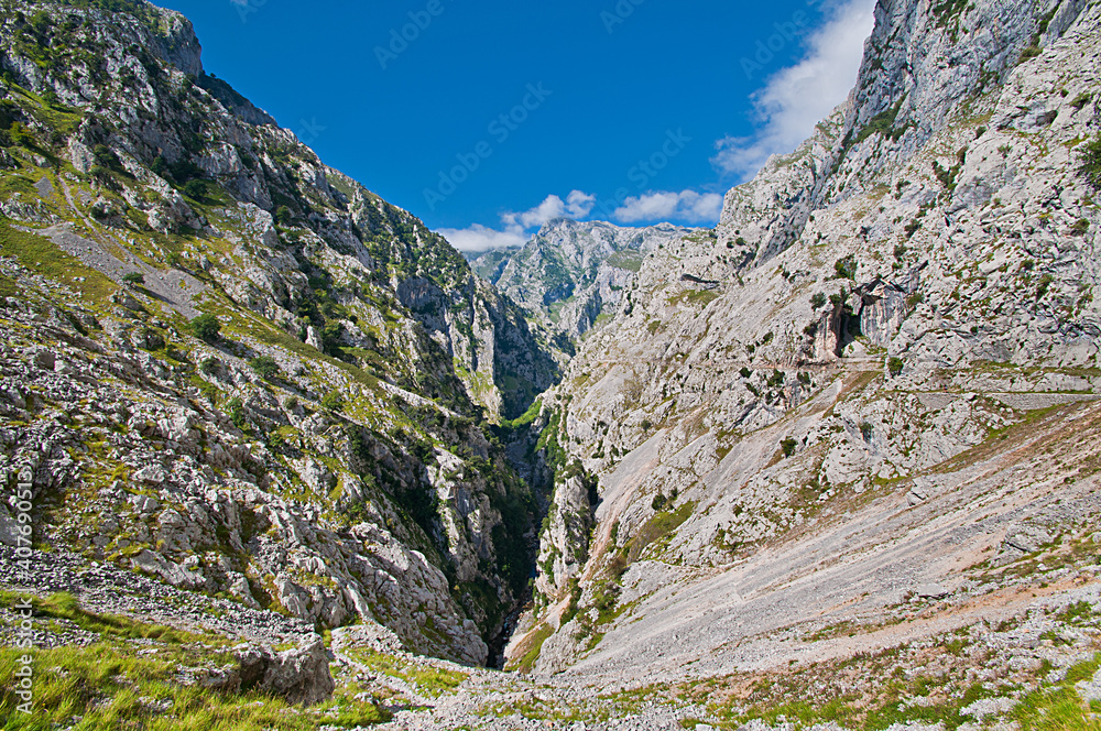 Ruta del Cares de Caín a Poncebos. Senderismo en los picos de Europa entre Cantabria y Asturias