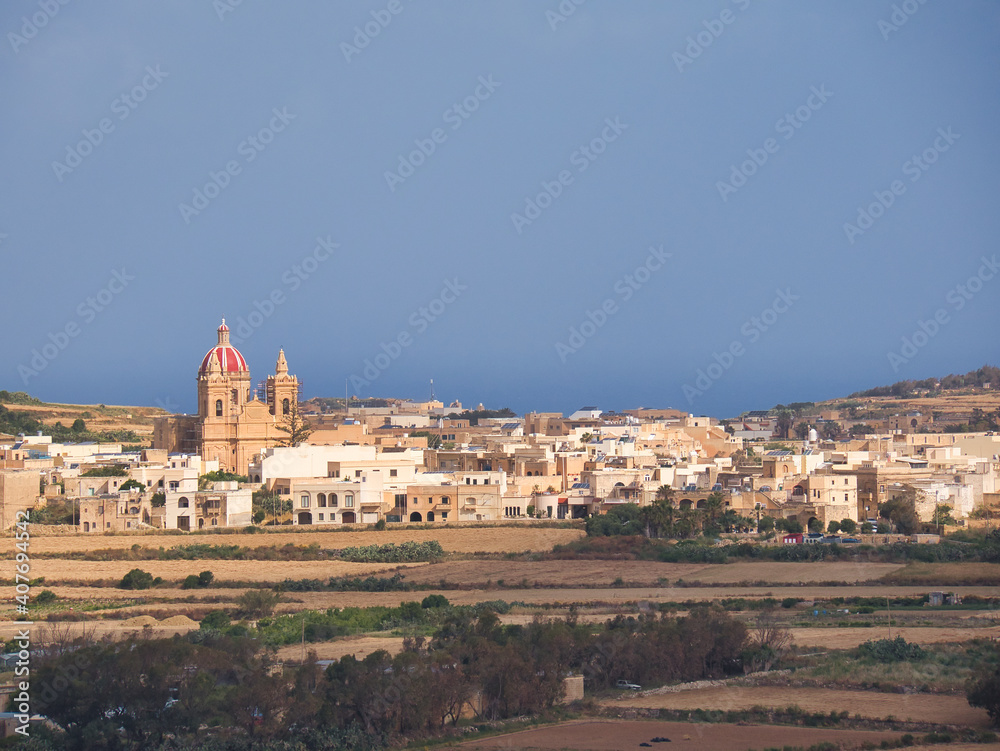 Blick auf das Dorf Xaghra auf der Insel Gozo (Malta) und die Basilika der Geburt der Jungfrau Maria
